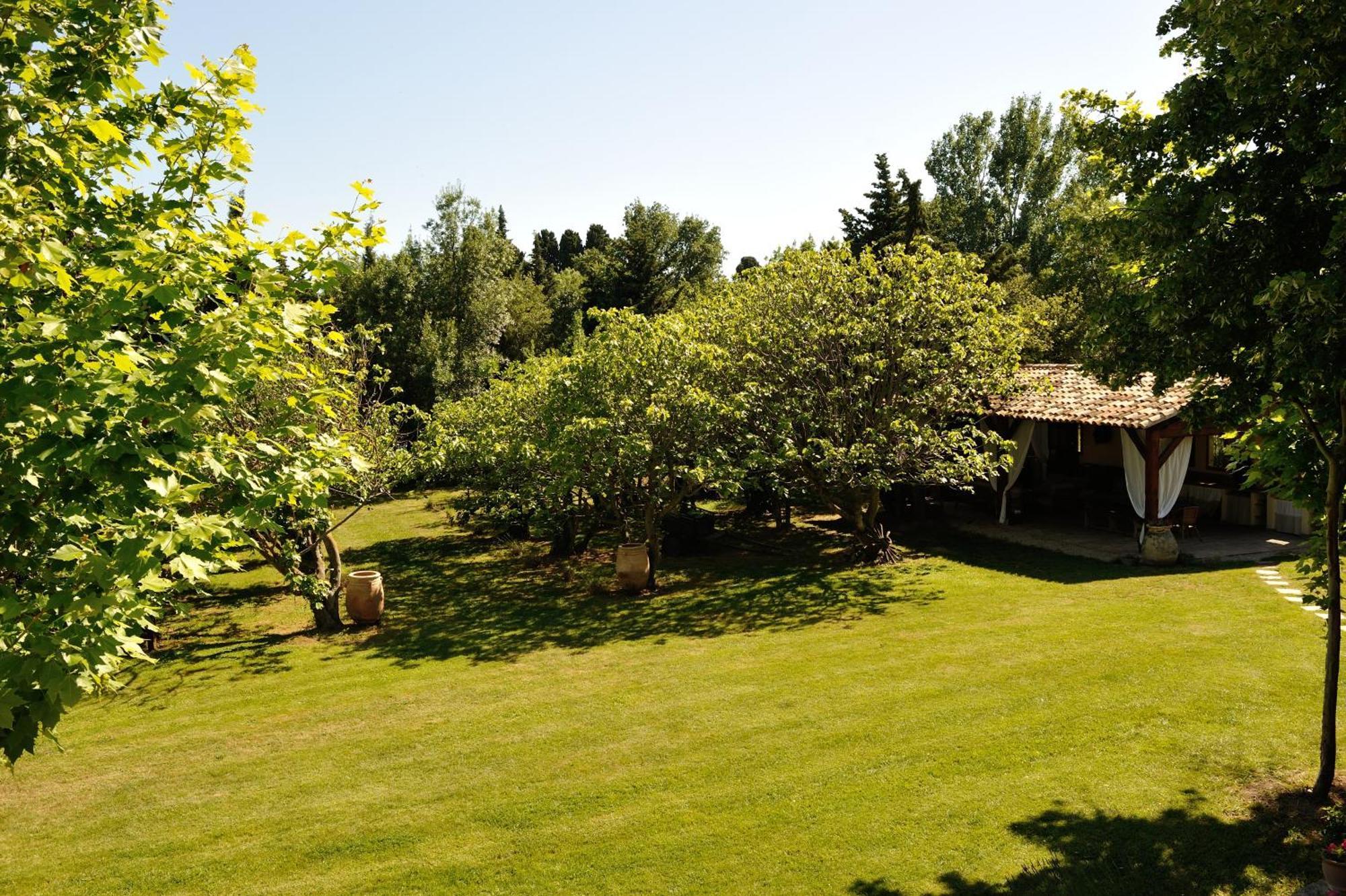 Chambres D'Hotes Domaine Des Machottes Grans Экстерьер фото